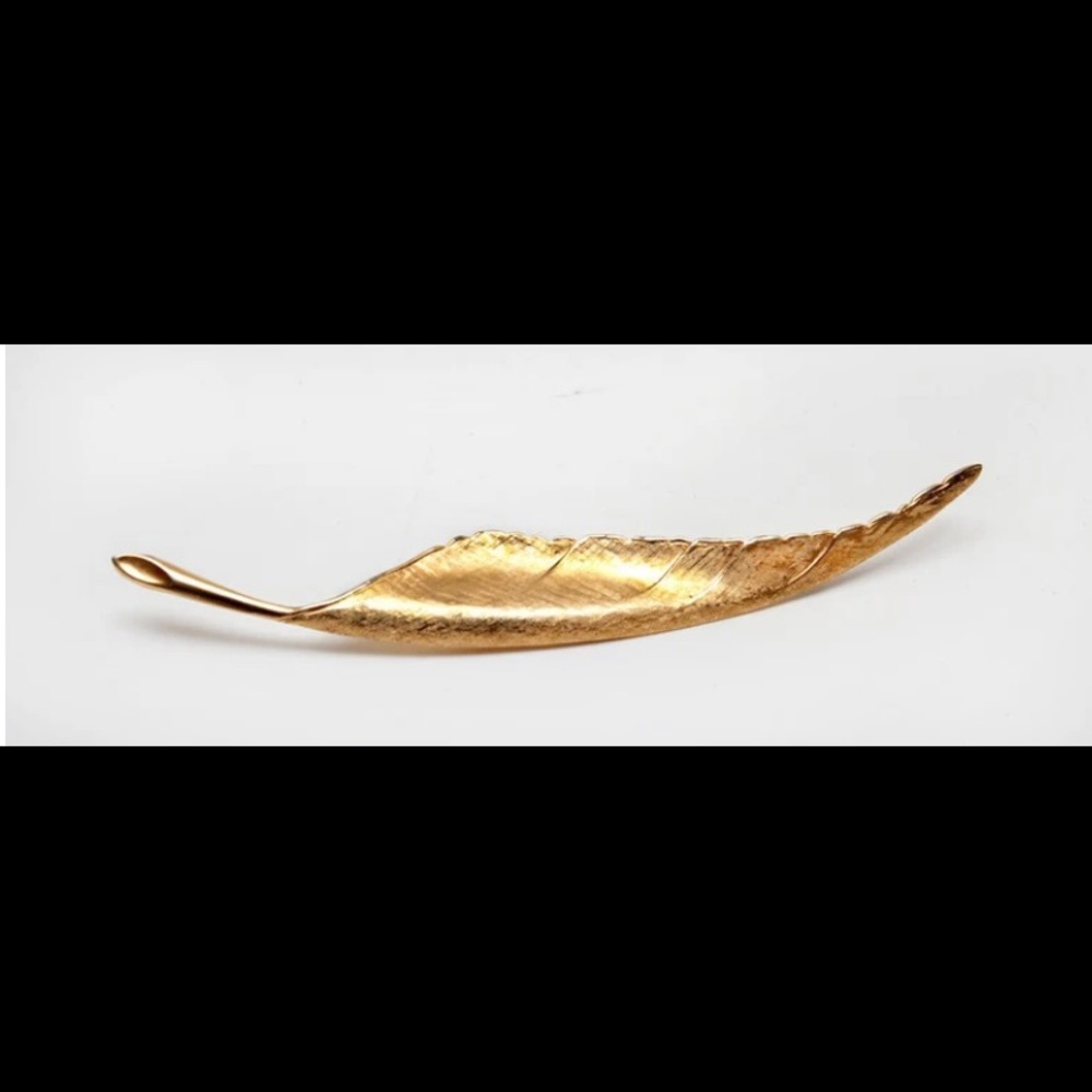 Giovanni brooches